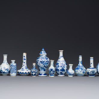 Quatorze vases miniatures en porcelaine de Chine en bleu et blanc à décor floral, Kangxi