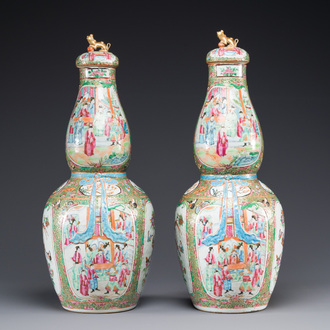 Paire de vases couverts de forme double gourde en porcelaine de Chine famille rose de Canton, 19ème