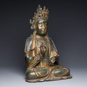 Een fraai en groot Chinees verguld en gelakt bronzen beeld van een Bodhisattva, Ming