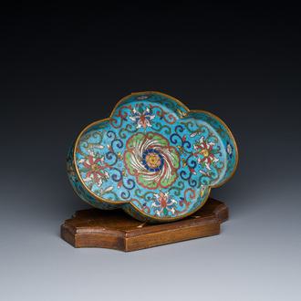 Coupe de forme quadrilobe en émaux cloisonnés à décor floral sur socle en bois, Chine, Yongzheng