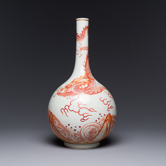 Vase de forme bouteille en porcelaine de Chine en rouge de fer et doré à décor de dragon et de carpe, 19/20ème