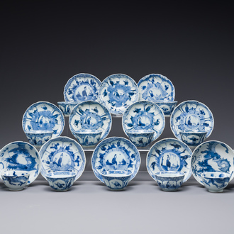13 Chinese blauw-witte kopjes en 14 schotels met figuren- en drakendecor, Kangxi/Yongzheng