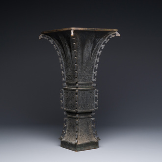 Een Chinese bronzen 'zun' vaas met taotie decor, Ming