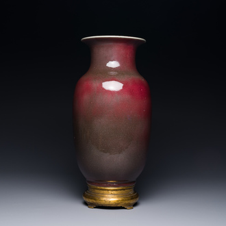 Een Chinese monochrome koperrood geglazuurde vaas met verguld bronzen montuur, 18/19e eeuw