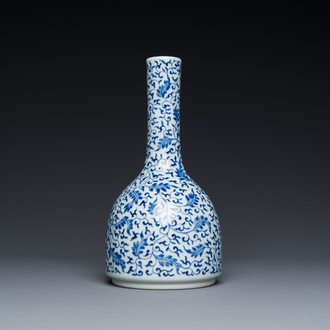Vase de forme bouteille en porcelaine de Chine en bleu et blanc à décor de rinceaux de lotus, marque et peut-être époque de Yongzheng