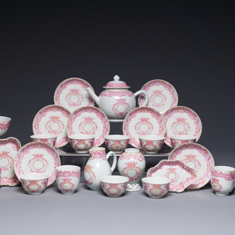 Een 28-delig Chinees rose-geëmailleerd en verguld theeservies met gekroonde monogrammen, Qianlong