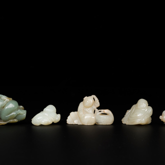 Cinq sculptures en jade blanc et céladon représentant des garçons et Bouddha, Chine, 18/19ème