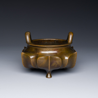 Brûle-parfum tripod en bronze en forme de lotus, marque de Xuande, 18/19ème