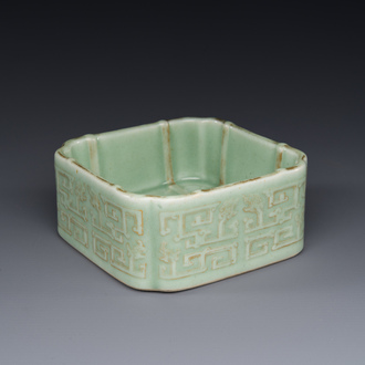 Een vierkante Chinese monochrome celadon geglazuurde kom met verguld drakendecor, Daoguang merk en periode