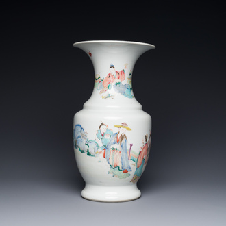 Vase en porcelaine de Chine famille rose à décor figuratif, marque de sceau ji 迹, Yongzheng