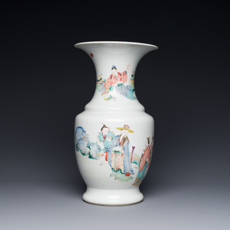 Een Chinese famille rose vaas met doorlopend figuratief decor, ji 迹 zegelmerk, Yongzheng