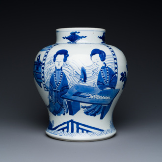 Vase en porcelaine de Chine en bleu et blanc à décor de 'Longues Dames', Kangxi