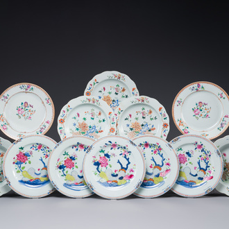 Douze assiettes en porcelaine de Chine famille rose à décor floral, Qianlong