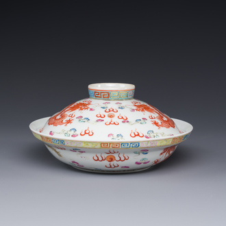 A Chinese famille rose bowl and cover with dragons chasing pearls, Guangxu mark, 19th C.