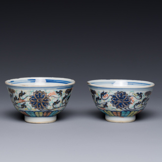 Paire de tasse en porcelaine de Chine doucai à décor de rinceaux de lotus, marque et époque de Guangxu