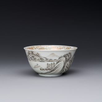 Fine tasse en porcelaine de Chine à décor de paysage montagneux en grisaille et dorure, Yongzheng