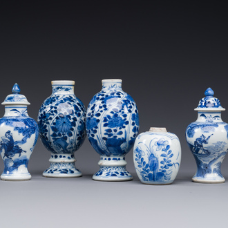 Cinq vases en porcelaine de Chine en bleu et blanc, Kangxi