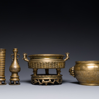 Deux brûle-parfums en bronze, un sur socle et trois vases, marque de Xuande, 19/20ème