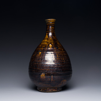 Een Koreaanse monochrome bruin geglazuurde flesvormige vaas, Goryeo, 15/16e eeuw