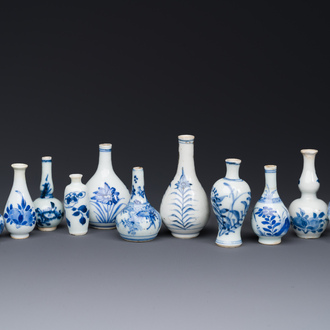 Dertien Chinese blauw-witte miniatuur vazen met floraal decor, Kangxi