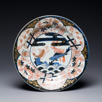 Een Japanse Imari schotel met karpers tussen golven en wolken, Edo, 17e eeuw