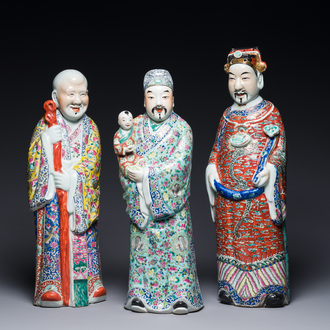 Drie Chinese famille rose figuren van sterrengoden, zegelmerk, 19/20e eeuw
