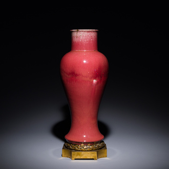 Vase de type 'guanyin zun' en porcelaine de Chine à émail langyao à monture en bronze doré, Kangxi