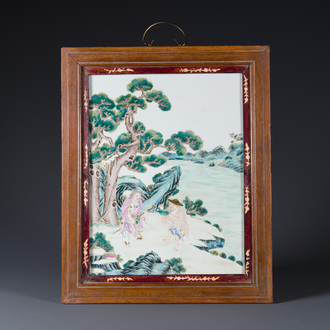 Plaque en porcelaine de Chine famille rose à décor de deux sages dans la montagne dans un cadre en bois, 18/19ème