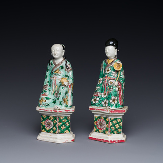 Deux figures sur socles en biscuit émaillé verte, Chine, Kangxi