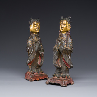 Paire de figures de servantes en bronze partiellement laqué et doré, Chine, Ming
