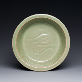 Een Chinese Longquan celadon penselenwasser met anhua vissen, Yuan/Ming