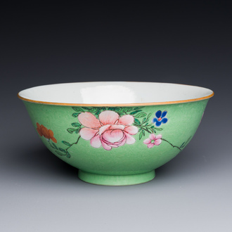 Bol en porcelaine de Chine famille rose sur fond vert, marque et époque de Qianlong