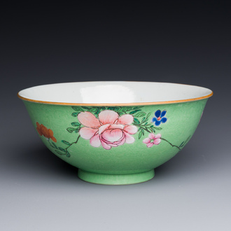 Een Chinese famille rose kom met sgraffito groene fondkleur, Qianlong merk en periode