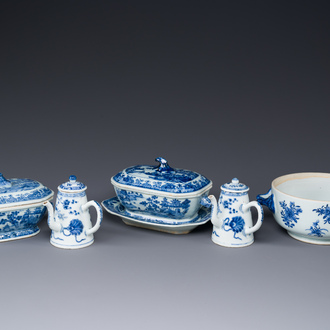 Een paar Chinese blauw-witte miniatuur chocoladekannen en drie terrines, Qianlong