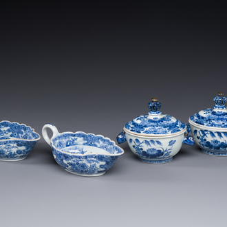 Paire de saucières et terrines couvertes en porcelaine de Chine en bleu et blanc, Qianlong