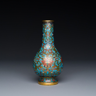 Petit vase de forme bouteille en émaux cloisonnés à décor de rinceaux de lotus, Chine, marque et époque de Qianlong