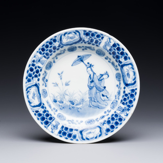 Assiette en porcelaine de Chine en bleu et blanc à décor des 'Dames au parasol' d'après Cornelis Pronk, Qianlong
