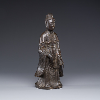 Een Chinese bronzen figuur van een staande Guanyin, Ming