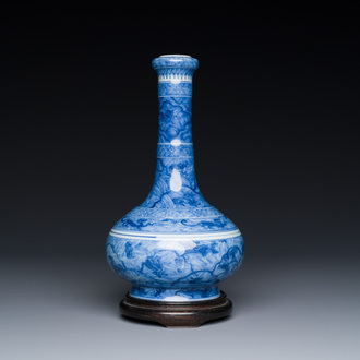 Vase de forme bouteille à tête d'ail en porcelaine de Chine en bleu et blanc à décor d'animaux mythiques, marque et époque de Kangxi