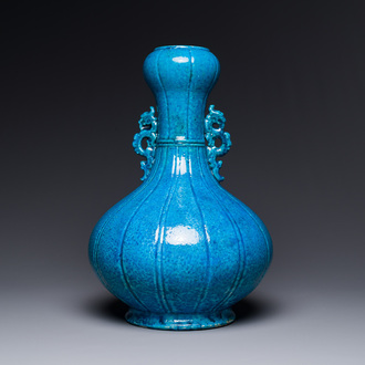 Vase de forme bouteille à tête d'ail en porcelaine de Chine en bleu poudré monochrome aux anses en form de chilong, 18/19ème