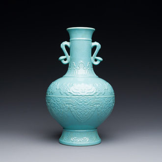 A Chinese monochrome turquoise-glazed vase with ruyi handles, Qianlong mark, 19/20th C.