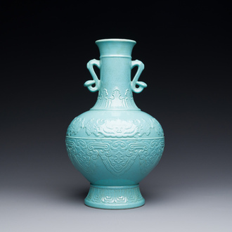 Een Chinese monochrome turquoise geglazuurde vaas met ruyi handgrepen, Qianlong merk, 19/20e eeuw