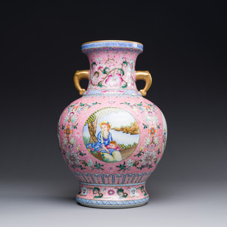 Vase en porcelaine de Chine famille rose à décor de scène européenne, 20ème