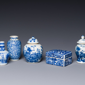 Four Chinese blue and white vases and a box with cover, all marked, 18/19th C.