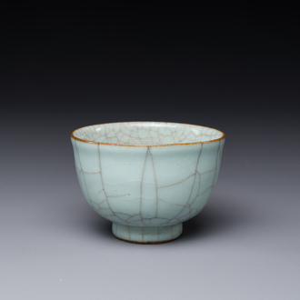 A Chinese ge-type crackle-glazed tea cup, 19th C.