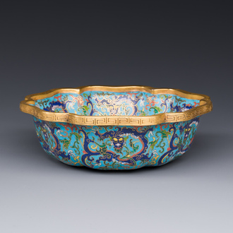 Een Chinese bloemvormige cloisonné kom met drakendecor, Qianlong