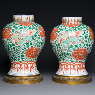Paire de vase en porcelaine de Chine famille verte à décor de lions bouddhistes aux montures en bronze doré, Kangxi