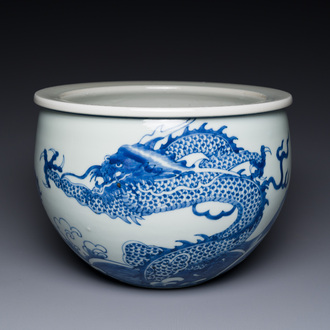 Jardinière en porcelaine de Chine en bleu et blanc à décor de dragon et de carpe, 19ème