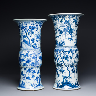 Twee Chinese blauw-witte 'gu' vazen met eekhoorns tussen druivenranken, Kangxi