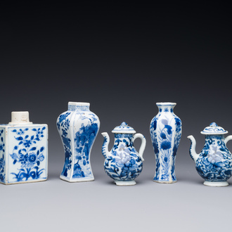 Deux vases, deux pichets miniatures et une boîte à thé en porcelaine de Chine en bleu et blanc, Kangxi